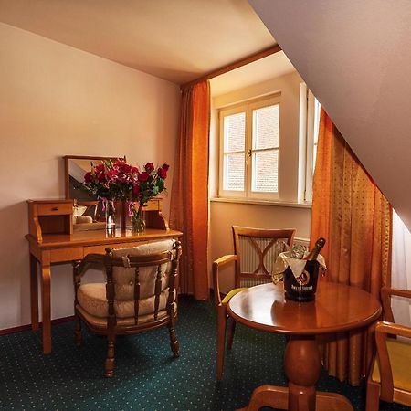 Velka Hledsebe Zamecky Hotel Metternich מראה חיצוני תמונה